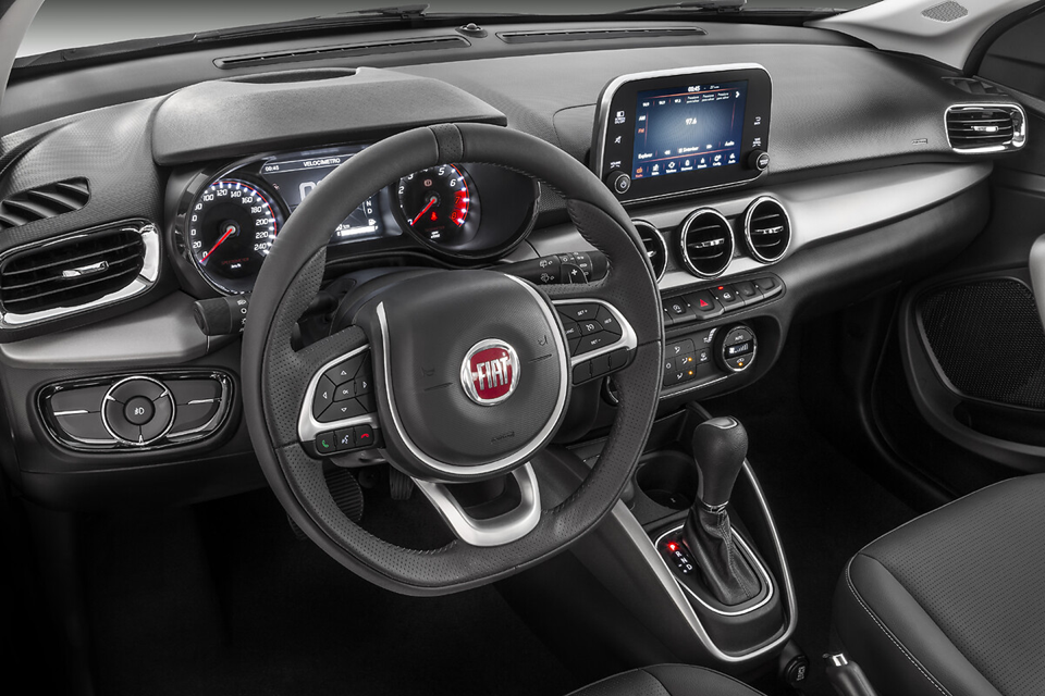 Volante do Fiat Argo em destaque, mostrando comandos multifuncionais e detalhes do acabamento