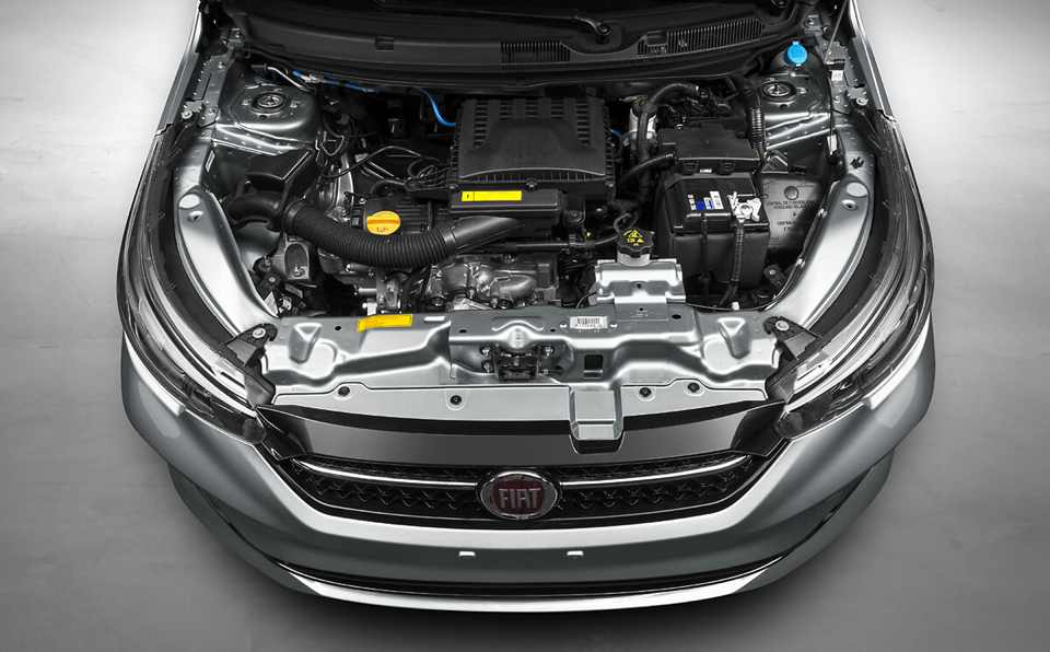 Motor do Fiat Cronos visto de cima, destacando componentes e organização do compartimento.