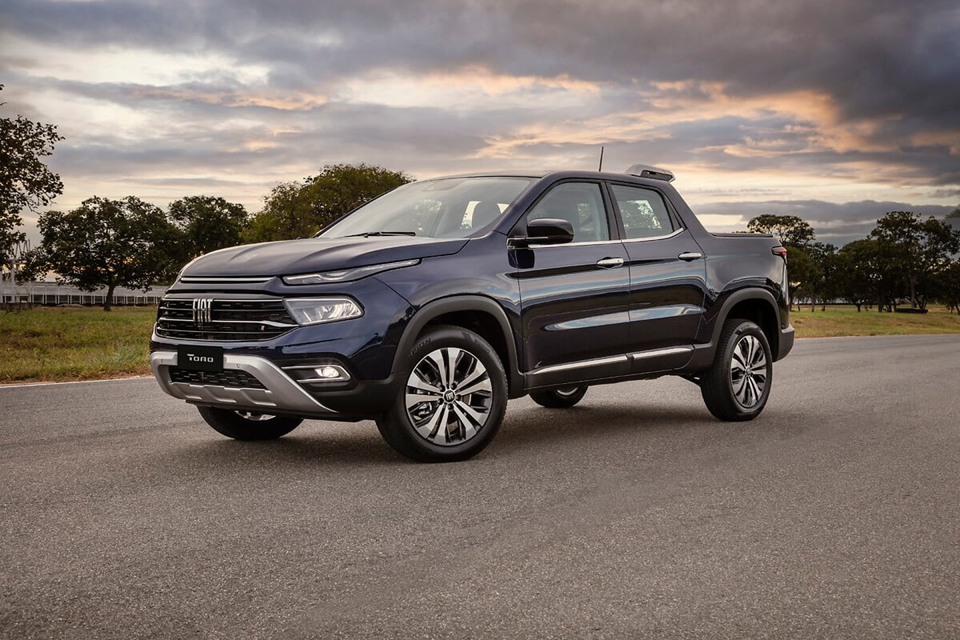 O ChatGPT disse:
Fiat Toro Volcano 270 Turbo Flex AT6 em movimento, exibindo linhas modernas, rodas de liga leve e visual imponente típico da versão topo de linha.