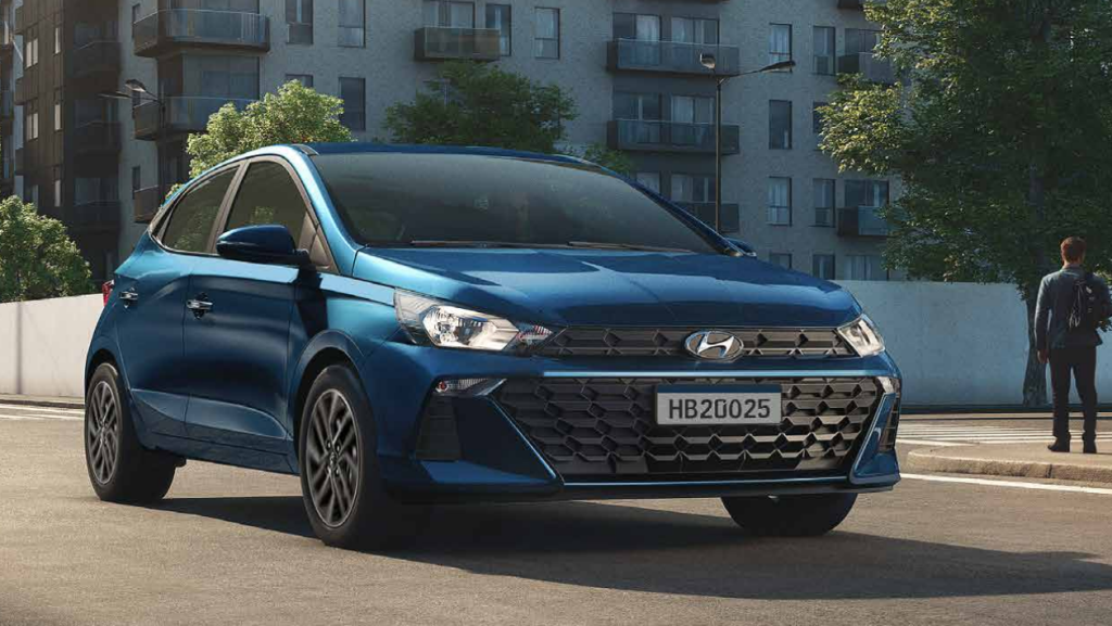 Hyundai HB20 Limited azul parado no sinal, em meio ao trânsito urbano, com destaque para o design lateral e rodas de liga leve.