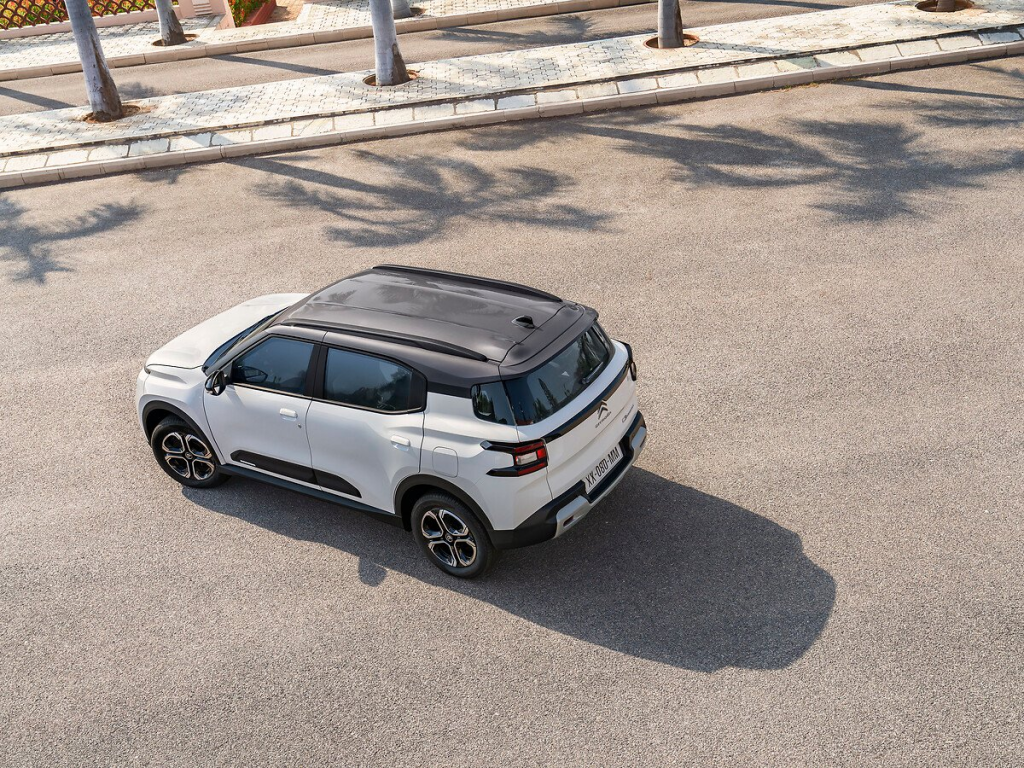 Visão aérea de um Citroën C3, destacando o teto, linhas de design e proporções da carroceria.