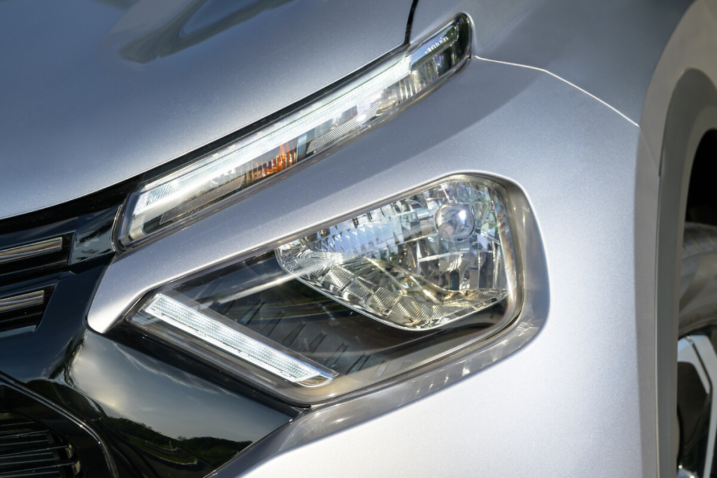 Citroën C3 cinza com foco no farol dianteiro, destacando o design moderno e a assinatura luminosa.