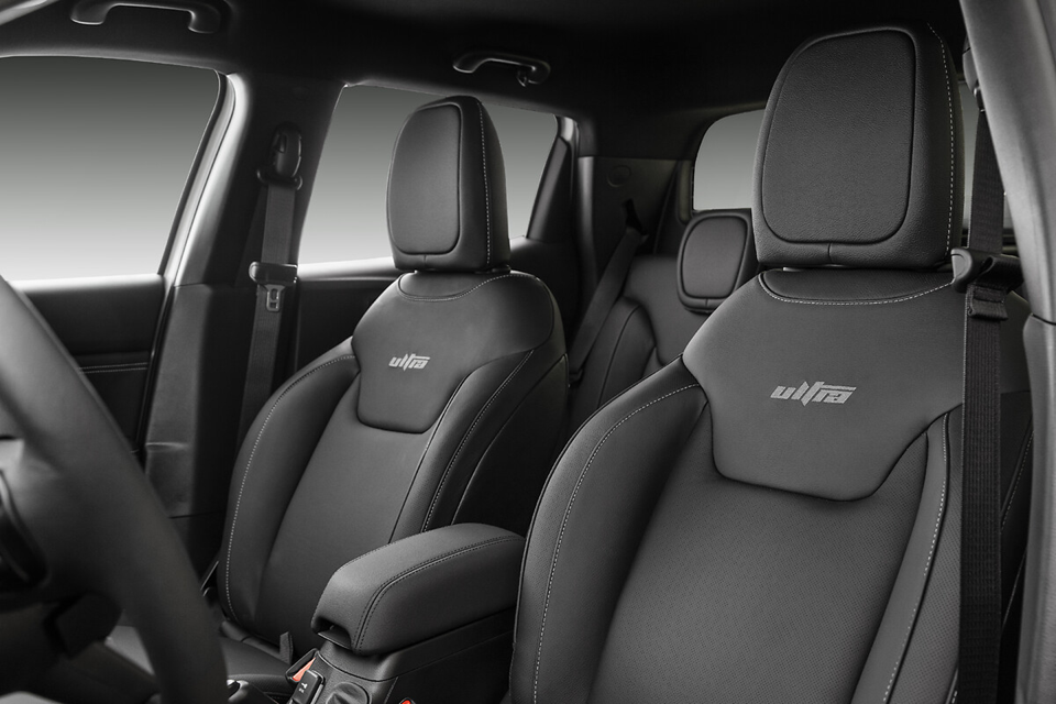 Interior da Fiat Toro Ultra com acabamento premium, bancos em couro, central multimídia e detalhes refinados no painel e nas portas.