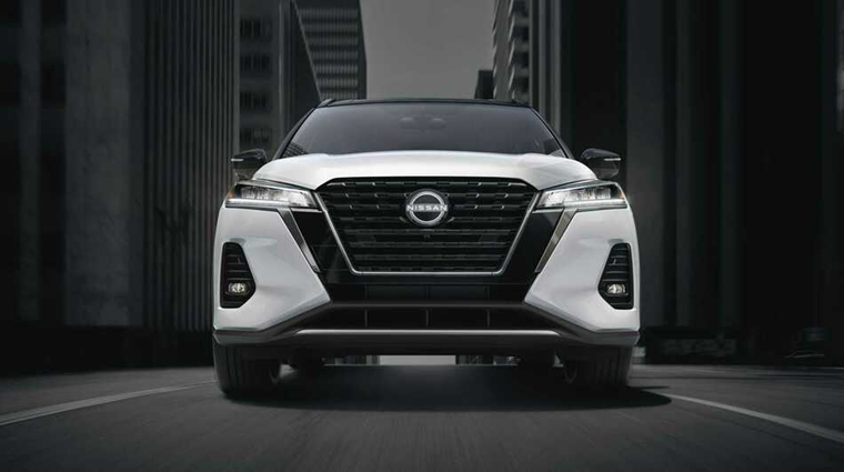 Nissan Kicks branco visto de frente, com grade imponente e faróis em LED em destaque.