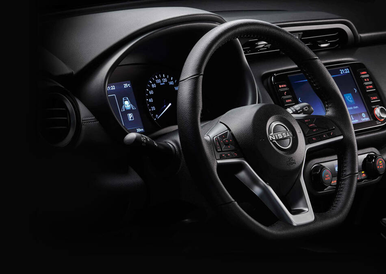 Painel do Nissan Kicks com central multimídia flutuante, volante multifuncional e acabamento moderno."