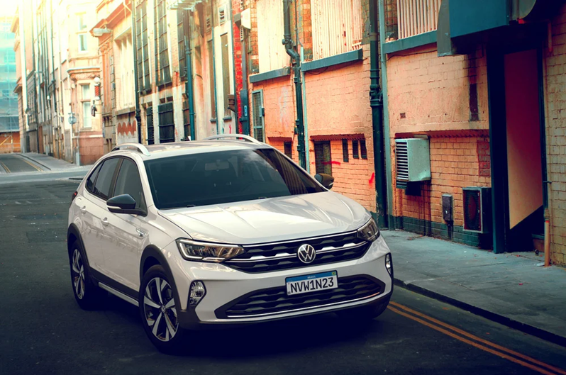 Volkswagen Nivus branco de frente em movimento, com destaque para a grade e os faróis em LED.