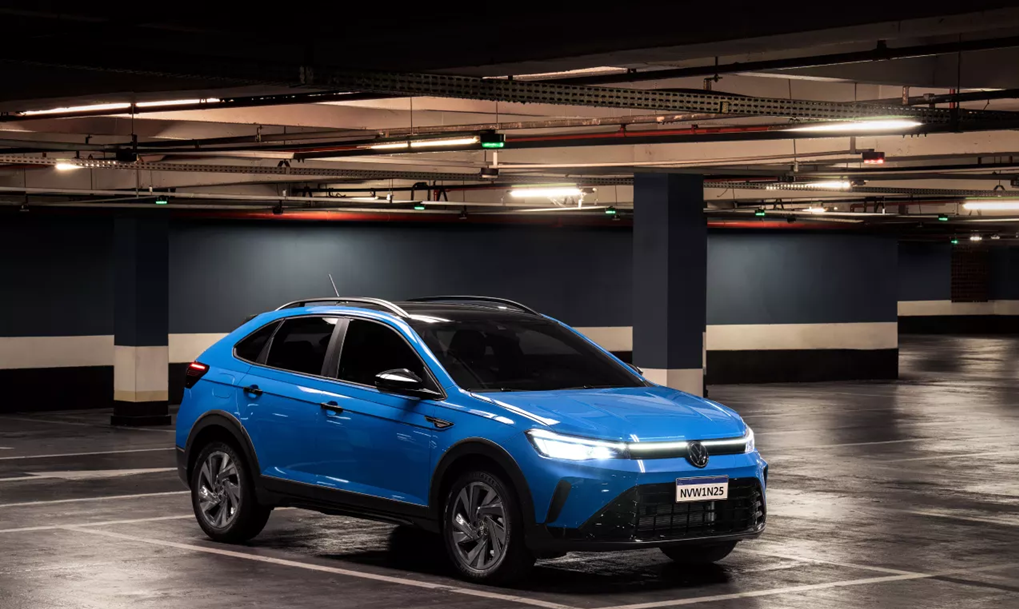 olkswagen Nivus azul estacionado, com destaque para o design de cupê e acabamento moderno.