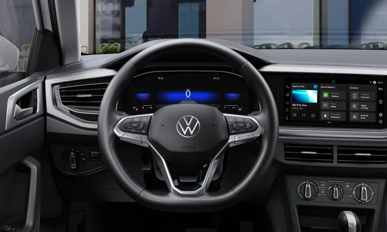 Interior do Volkswagen Nivus seminovo com painel digital, central multimídia VW Play e acabamento moderno em preto.