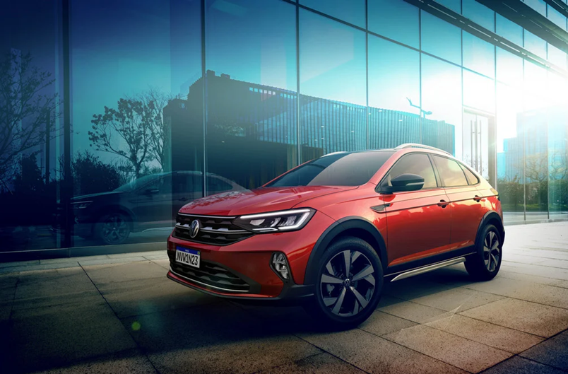 Volkswagen Nivus vermelho em movimento, com linhas esportivas e design moderno em destaque.