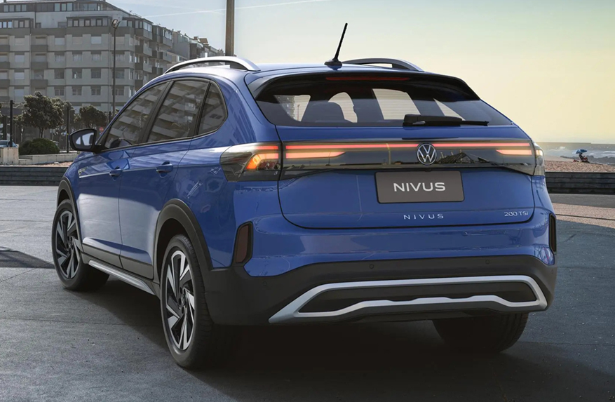 Traseira do Volkswagen Nivus, com lanternas alongadas e design característico de SUV cupê.