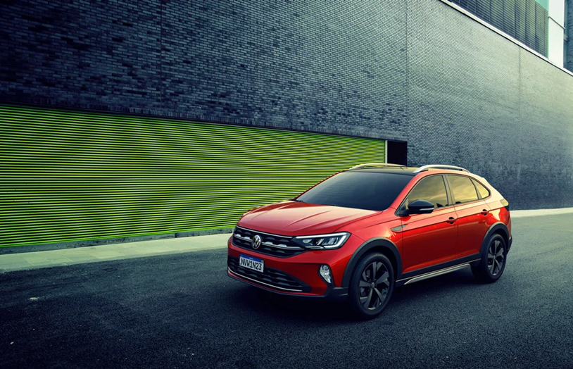 Volkswagen Nivus vermelho em movimento, registrado em estrada com design esportivo em destaque.