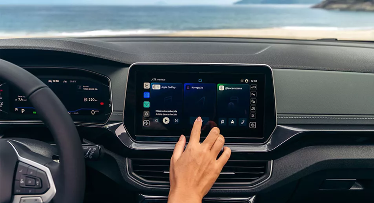 Painel do Volkswagen T-Cross com acabamento moderno, volante multifuncional e central multimídia integrada.