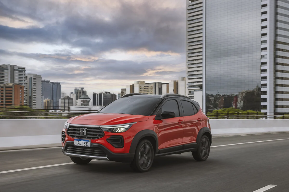 Fiat Pulse vermelho em movimento na estrada, destacando o design robusto e esportivo do SUV compacto.