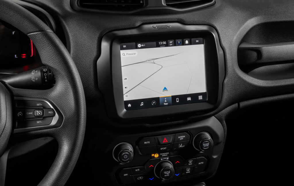 Central multimídia do Jeep Renegade em destaque, exibindo GPS aberto na tela sensível ao toque.