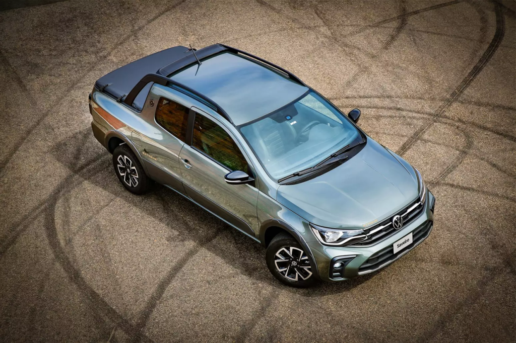 Volkswagen Saveiro cinza estacionada, vista de cima, destacando a carroceria e o design compacto da picape