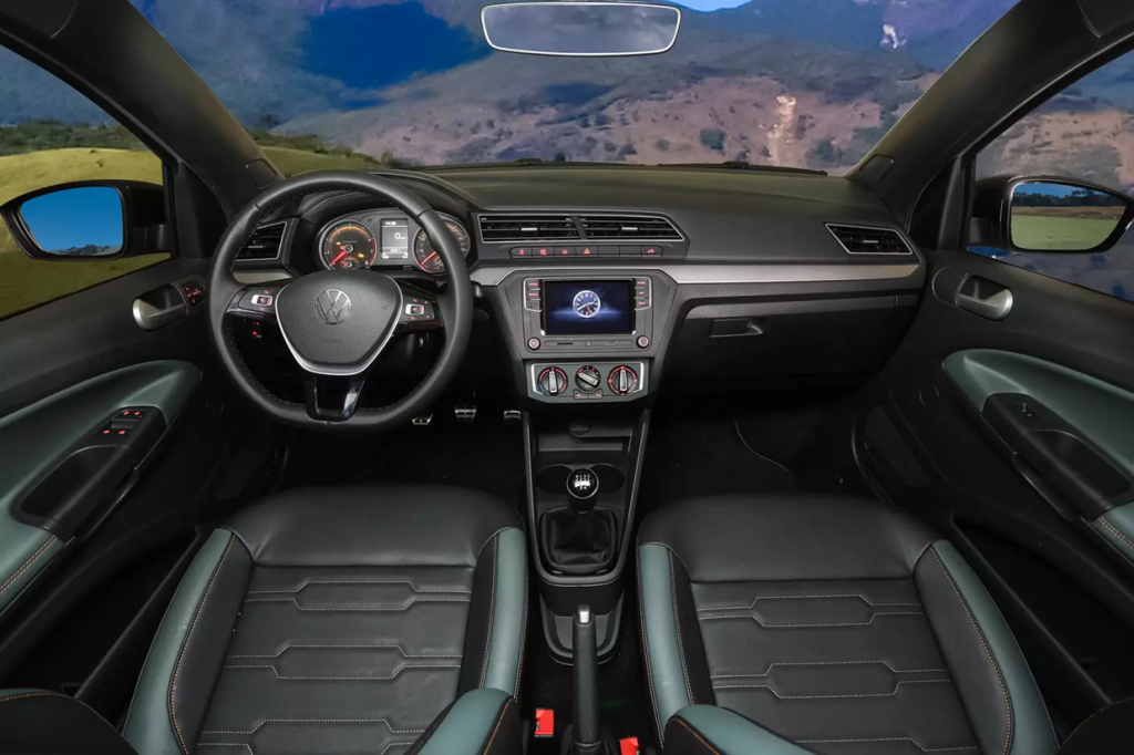 Interior da Volkswagen Saveiro, com painel, volante e central multimídia em destaque
