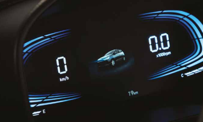 Close no Supervision Cluster do Hyundai HB20, com mostradores digitais iluminados e informações de velocidade, consumo e hodômetro em destaque.