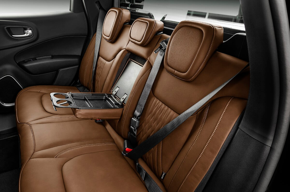 Interior da Fiat Toro com foco nos bancos traseiros, destacando o espaço para passageiros e o acabamento dos assentos.