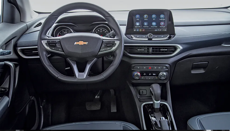 Painel interno do Chevrolet Tracker seminovo com central multimídia MyLink, volante multifuncional e acabamento ergonômico.