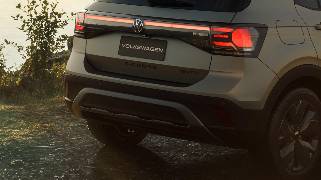 traseira do Volkswagen T-Cross, mostrando lanternas em LED, logotipo da Volkswagen e design robusto do SUV compacto.