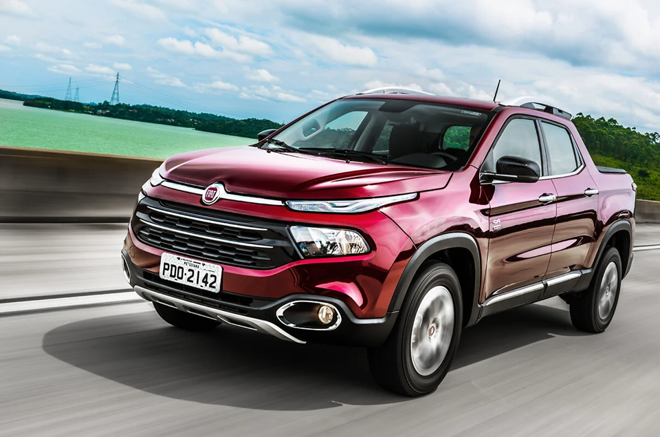 Fiat Toro Volcano em movimento na estrada, destacando o visual refinado, rodas de liga leve e faróis em LED.








Perguntar ao ChatGPT
