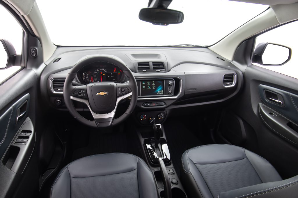 Painel da Chevrolet Spin em detalhe, com foco nos equipamentos de tecnologia e comandos de bordo."