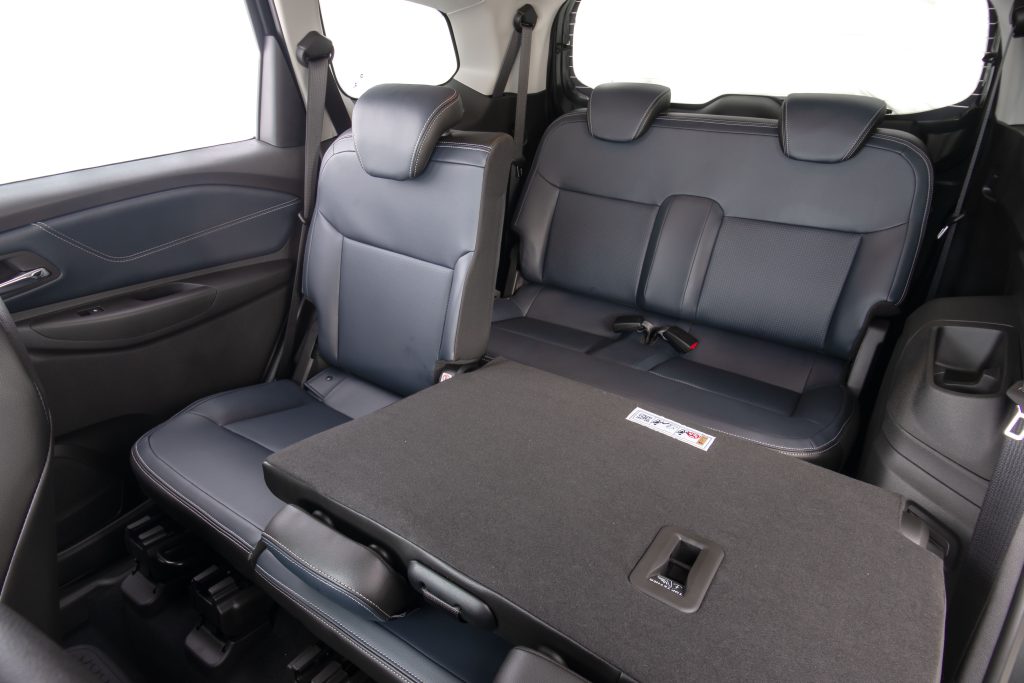 Interior da Chevrolet Spin com bancos e painel em destaque, evidenciando espaço e acabamento do modelo.