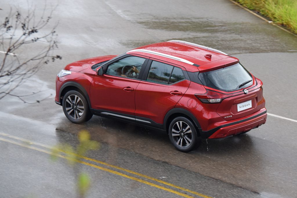 Nissan Kicks vermelho visto de cima, destacando o teto e o design das linhas da carroceria.