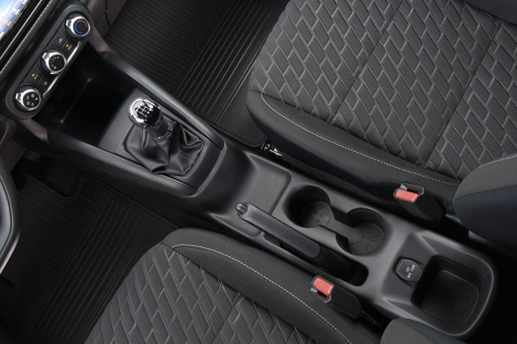 Câmbio manual do Nissan Kicks Sense visto de cima, com detalhe da alavanca e marcações de marcha.