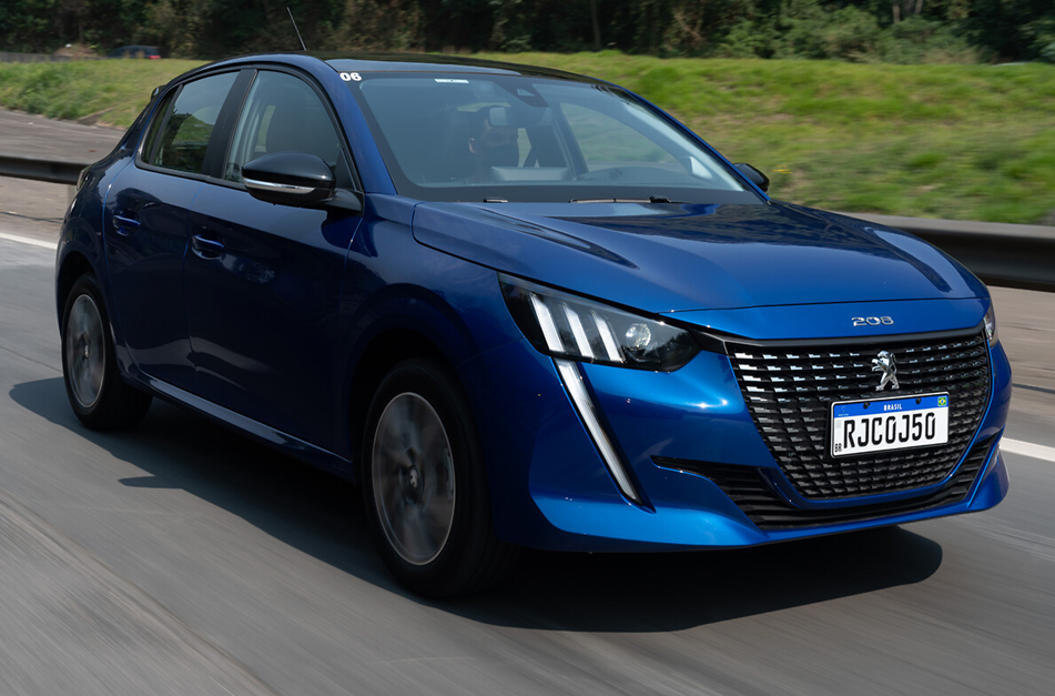 Peugeot 208 azul em movimento, visto de perfil na estrada, destacando o design moderno do hatch compacto.