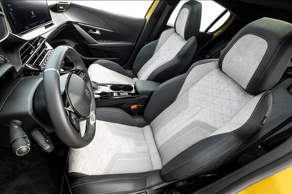Bancos dianteiros do Peugeot 208 com estofamento confortável e bom espaço interno em destaque.