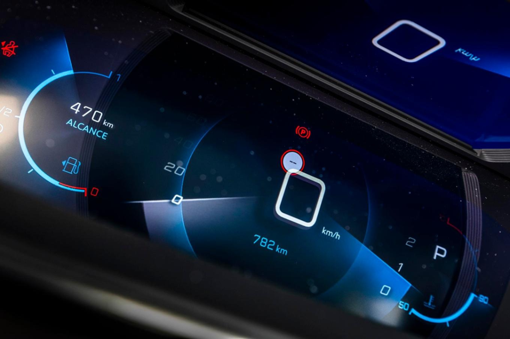 Computador de bordo do Peugeot 208 em destaque, tela digital iluminada com informações de condução e tecnologia embarcada.