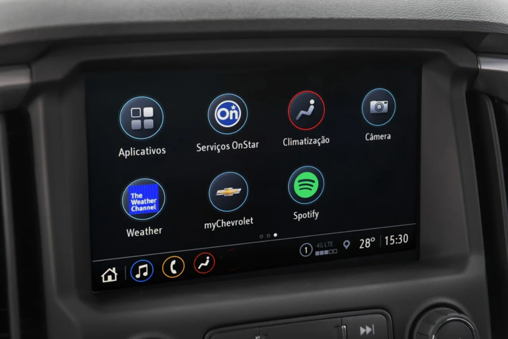 Central multimídia da Chevrolet S10, com tela digital em destaque no painel.