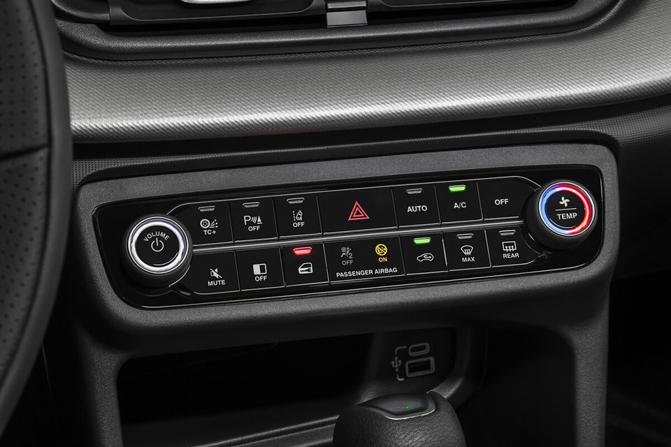 Painel do Fiat Pulse em detalhe com botões de controle do ar-condicionado e comandos centrais do veículo.
