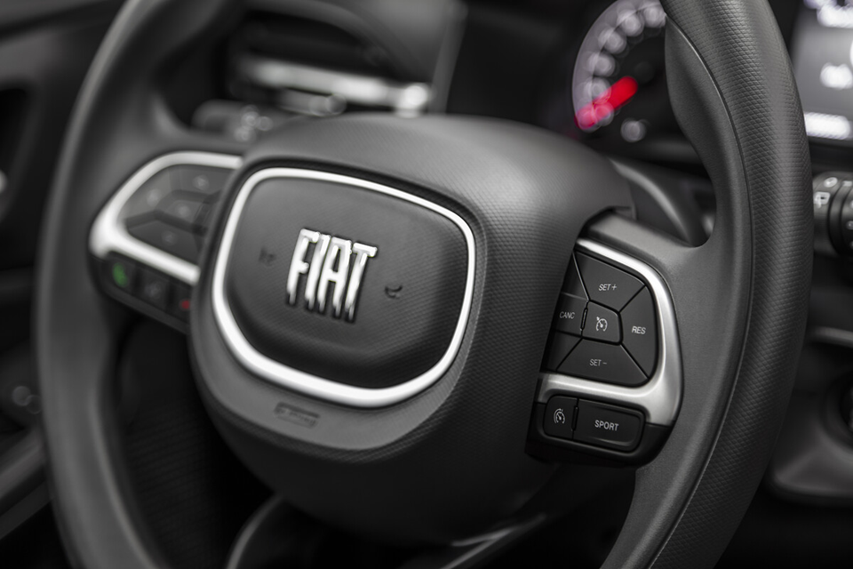 Botões do volante do Fiat Pulse em detalhe, com comandos multifuncionais para mídia, telefone e controle de bordo.
