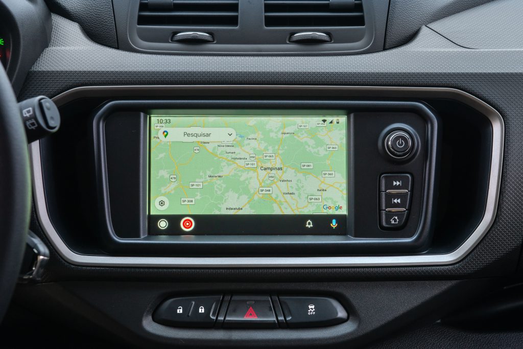 Central multimídia da Chevrolet Spin em destaque, com foco no GPS exibido na tela do painel.
