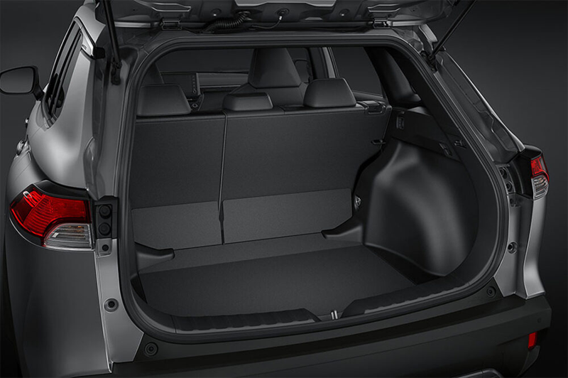 Toyota Corolla com porta-malas aberto, destacando o espaço interno para bagagens.