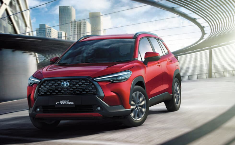 Toyota Corolla vermelho descendo uma rampa, em movimento, com foco na dianteira do SUV.