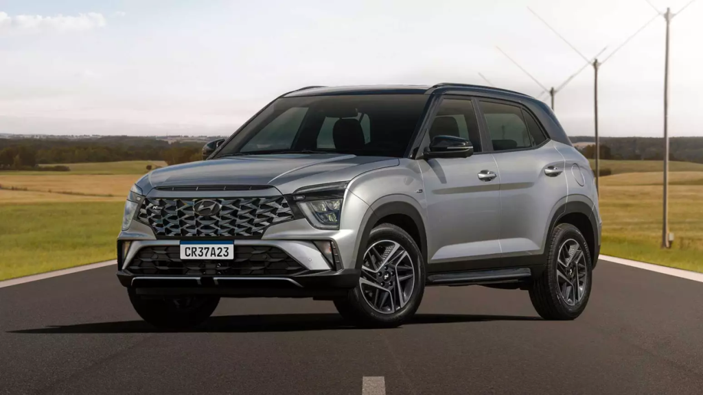 Hyundai Creta cinza estacionado à beira da estrada, destacando design robusto e perfil de SUV compacto.