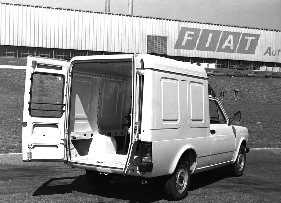 Fiat Fiorino 147 em imagem em preto e branco, destacando o design clássico do furgão compacto derivado do Fiat 147