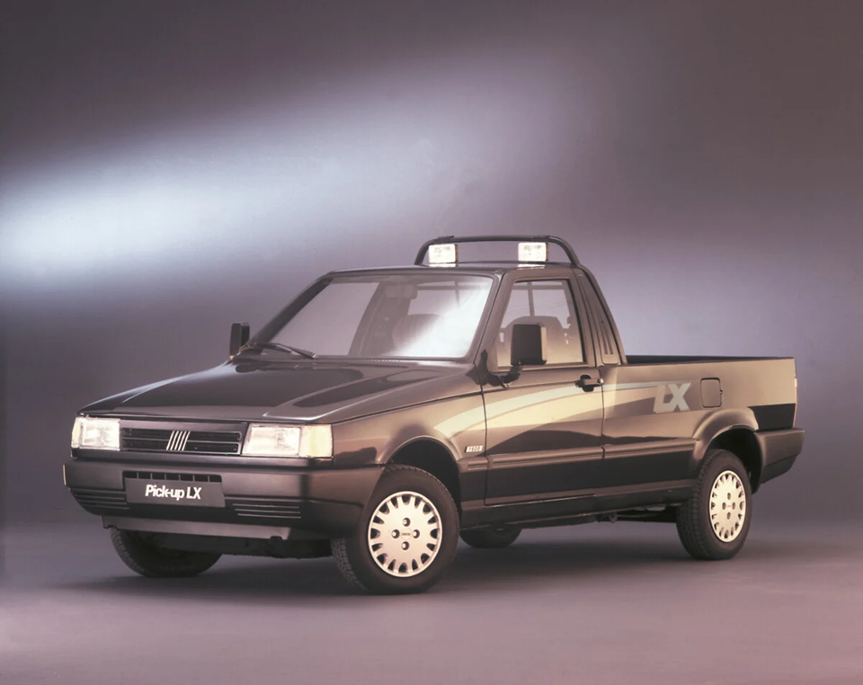 Fiat Fiorino LX baseada no Uno, mostrando o design clássico da versão derivada do hatch.
