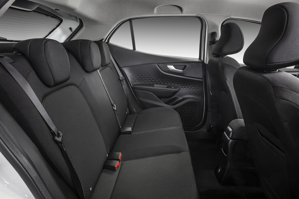 Bancos traseiros do Fiat Pulse com encostos ajustados e espaço para três ocupantes, destacando conforto e acabamento.