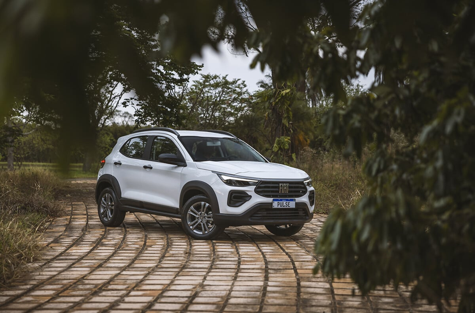 Fiat Pulse branco estacionado em área externa, destacando o design moderno do SUV compacto.