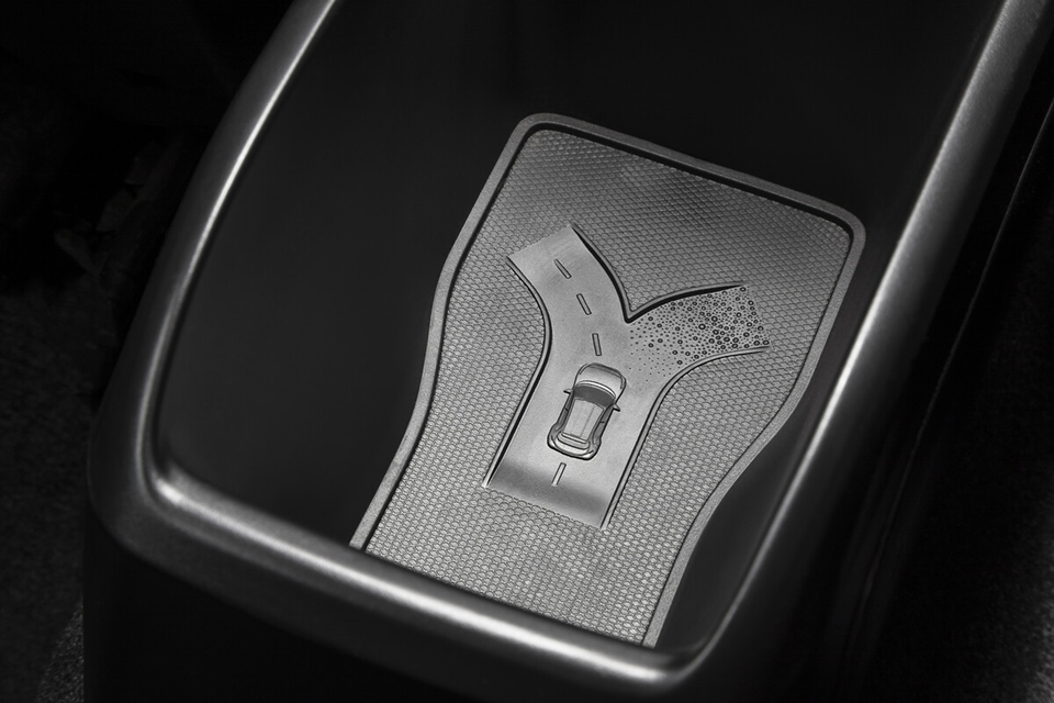Detalhe do console central do Fiat Pulse, mostrando o material de acabamento logo após o câmbio.
