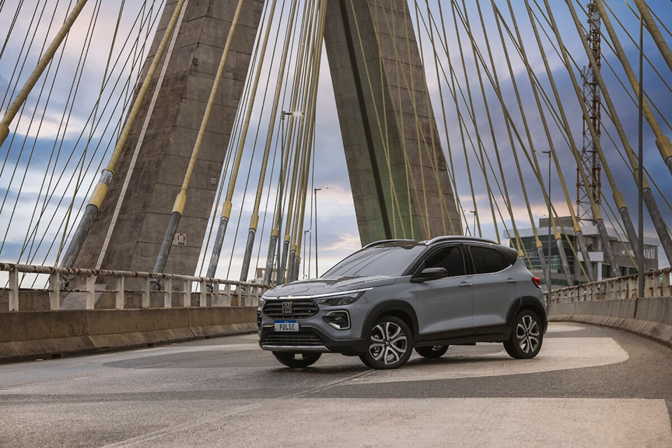 Fiat Pulse cinza
parado na estrada, destacando o design moderno do SUV compacto.