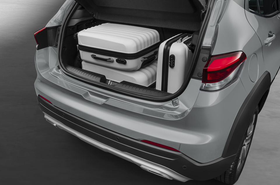 Porta-malas do Fiat Pulse aberto, destacando o espaço interno de 370 litros para bagagens e uso no dia a dia.