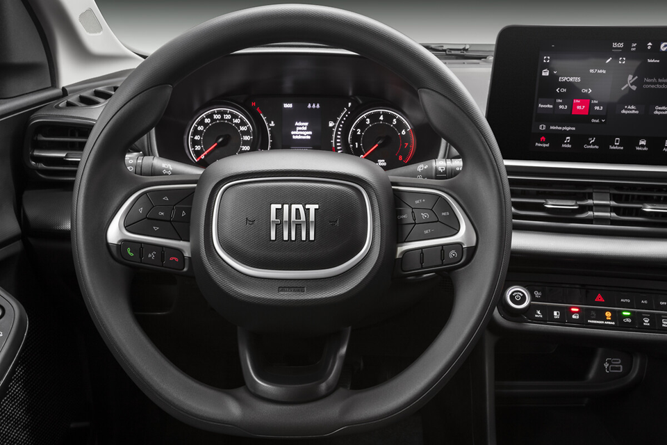 Volante do Fiat Pulse em detalhe com comandos multifuncionais e central multimídia visível ao fundo no painel.