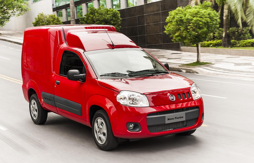 Fiat Fiorino vermelha em movimento, destacando o design robusto e a versatilidade do furgão compacto.
