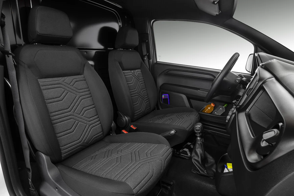 Interior da Fiat Fiorino em detalhe, com foco nos bancos e no espaço da cabine do furgão compacto.