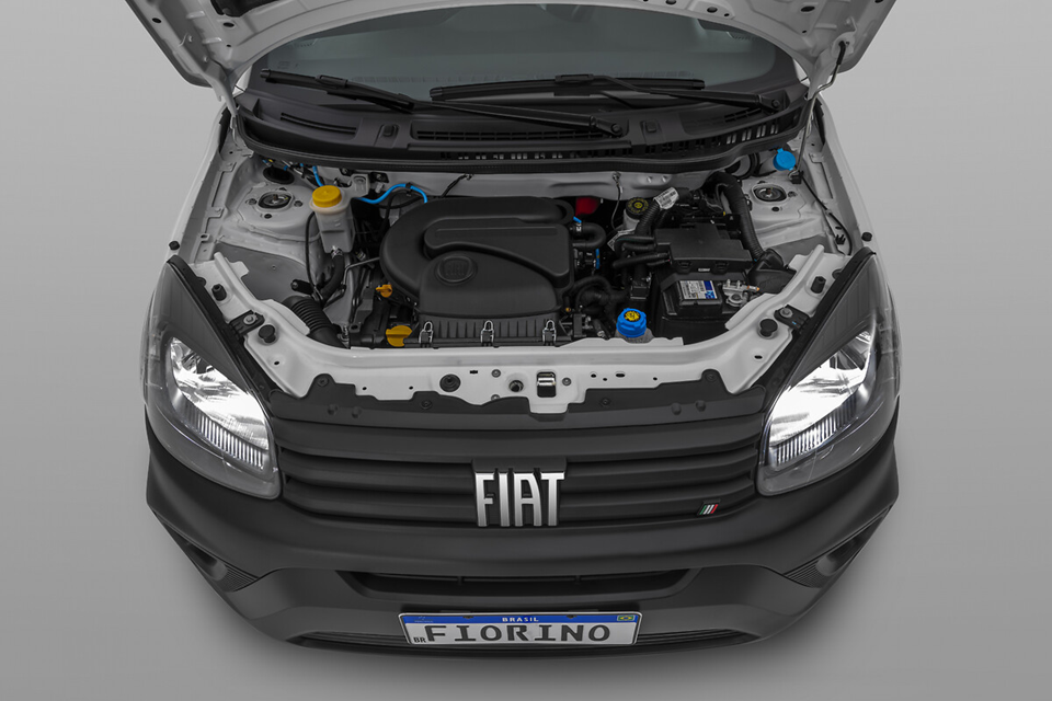 Fiat Fiorino com o capô aberto, evidenciando o motor e os componentes mecânicos do furgão compacto.